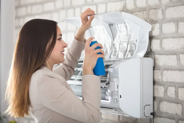 Žena čištění klimatizace — Stock fotografie