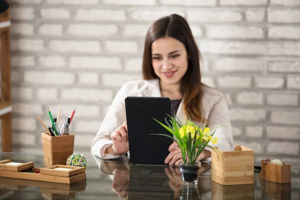 Geschäftsfrau nutzt digitales Tablet — Stockfoto