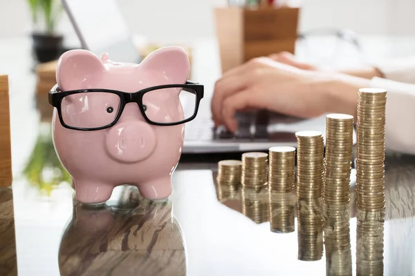 Piggy bank en munten stack — Stockfoto