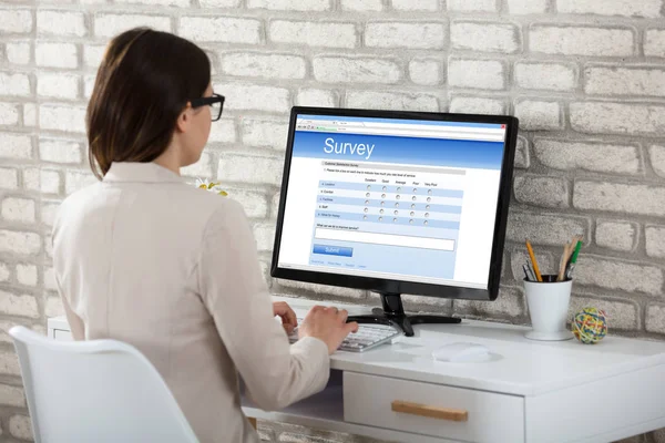 Businesswoman Filling Survey Form — Stock Photo, Image