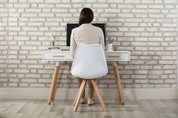 Empresária sentada na frente do computador — Fotografia de Stock