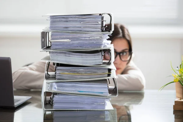 Mujer de negocios escondiéndose detrás de carpetas —  Fotos de Stock