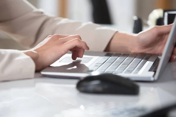 Hände auf Laptop-Tastatur — Stockfoto