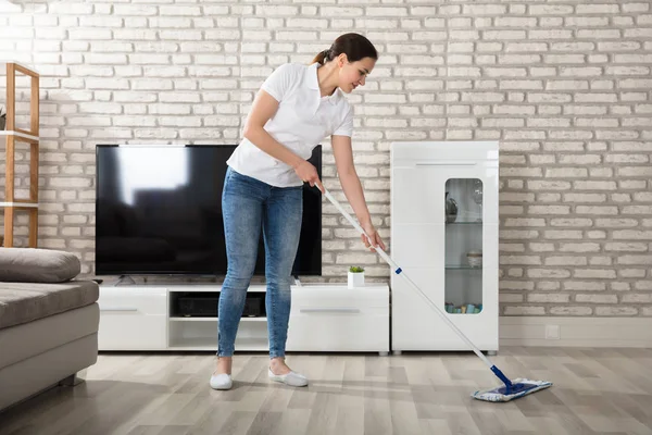 Donna pulizia pavimento in legno duro — Foto Stock