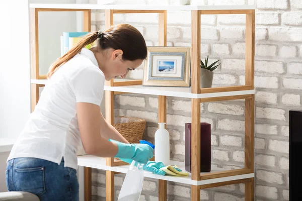 Jonge vrouw schoonmaken plank — Stockfoto