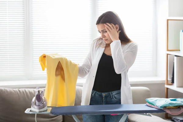 Mujer sosteniendo camiseta —  Fotos de Stock