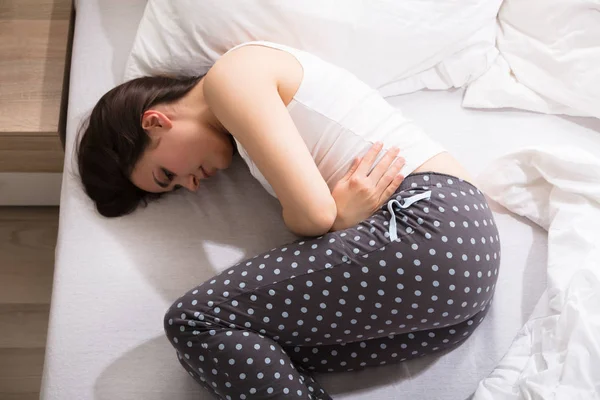 Mujer con dolor de estómago — Foto de Stock