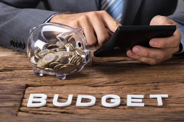 Affärsman beräkning av budget — Stockfoto