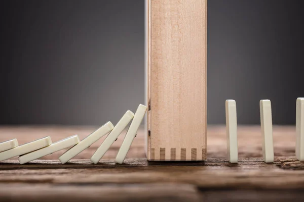 Tablo üzerinde Domino adet — Stok fotoğraf