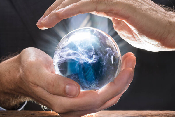 "Хрустальный мяч"
 