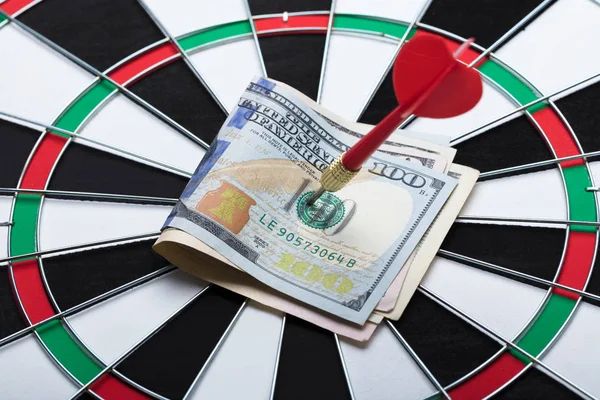 Arrow In Papernotes On Dartboard — Stock Photo, Image