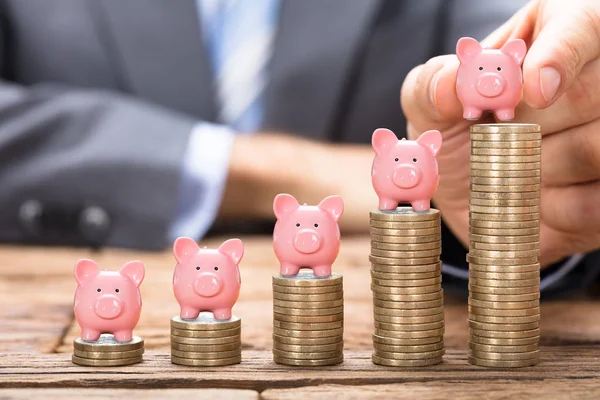 Affärsman utsläppande Piggybank — Stockfoto