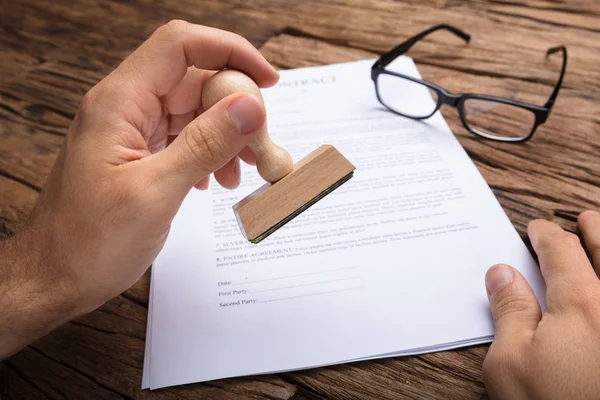 Geschäftsmann stempelt Vertrag ab — Stockfoto