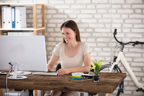 Mulher usando computador — Fotografia de Stock