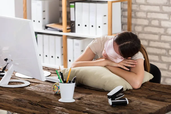 Empresaria durmiendo en oficina — Foto de Stock