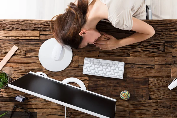 Empresaria durmiendo en oficina — Foto de Stock