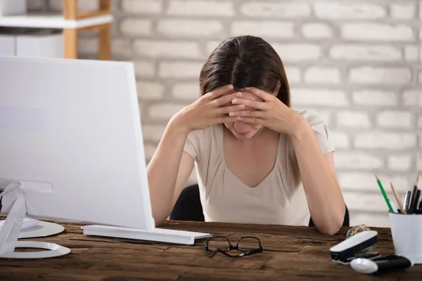 Mujer que sufre de migraña —  Fotos de Stock