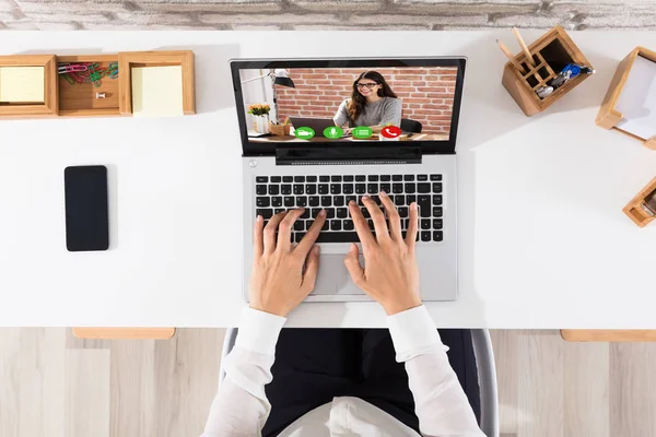 Videoconferenza dell'imprenditore sul computer portatile — Foto Stock