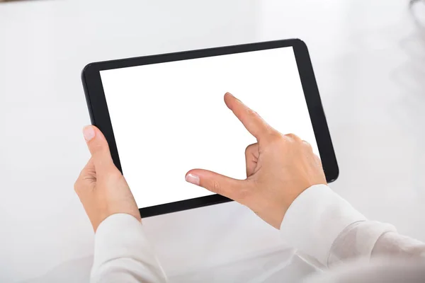Mensch hält digitales Tablet — Stockfoto