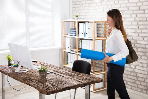 Geschäftsfrau zu Fuß im Büro — Stockfoto