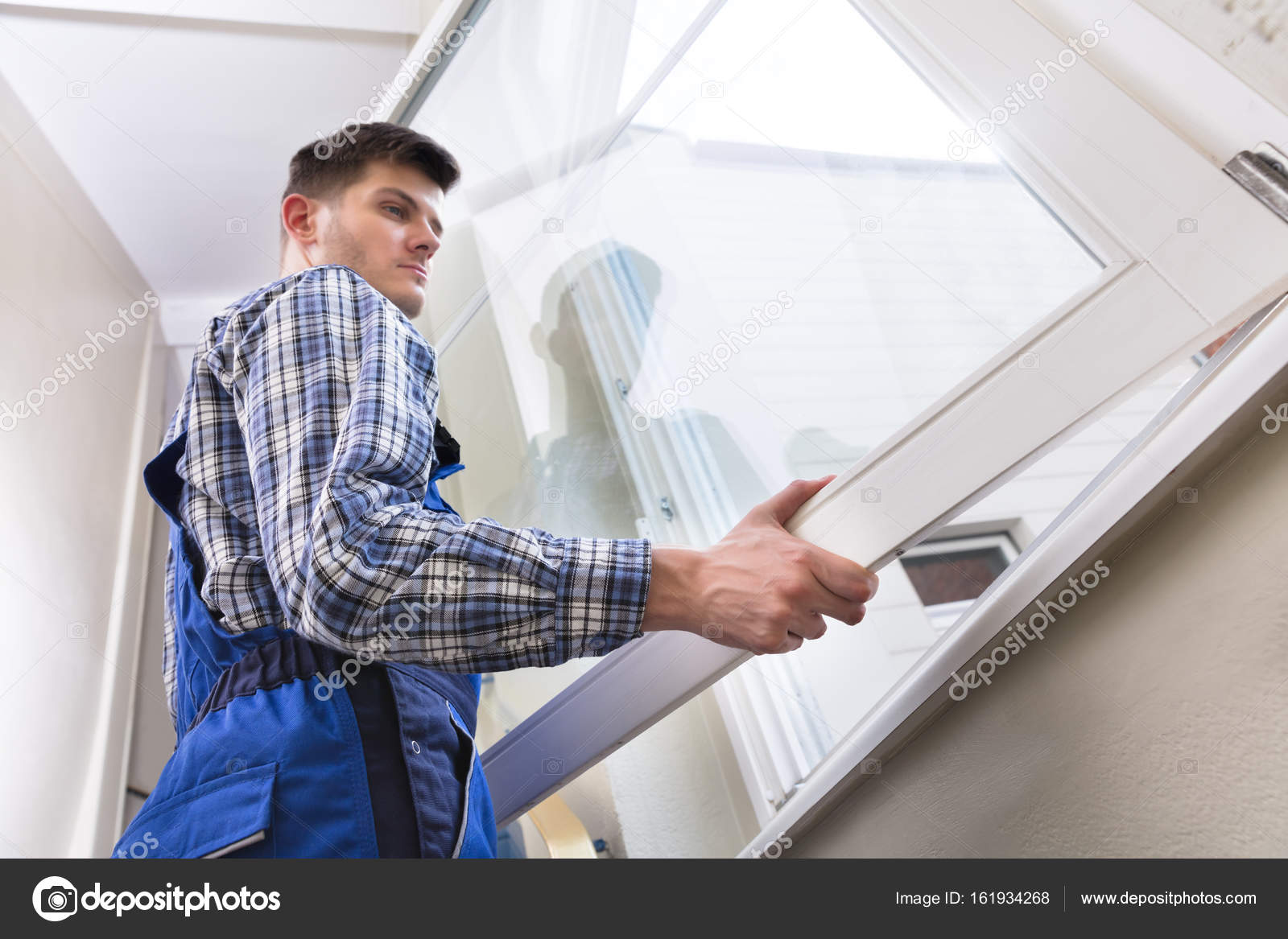 Монтаж пластиковых окон. Установщик окон пвх. Установщик окон пвх. Монтажник окон пвх. Монтажник окон пвх.