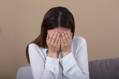 kadın kapsayan yüz