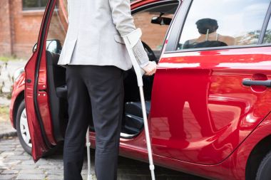 Car yakınındaki engelli kişi