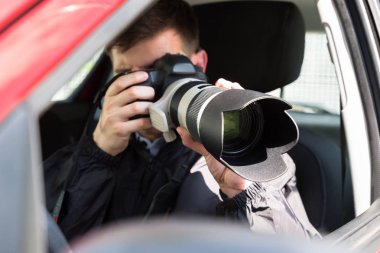 Dedektif fotoğraf makinesi ile fotoğraf çekimi