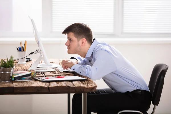 Empresário olhando para o computador — Fotografia de Stock