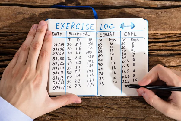 Személy töltés Exercise log menüpontot — Stock Fotó