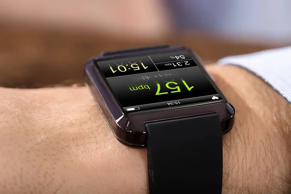 Persona mano che indossa Smart Watch — Foto Stock