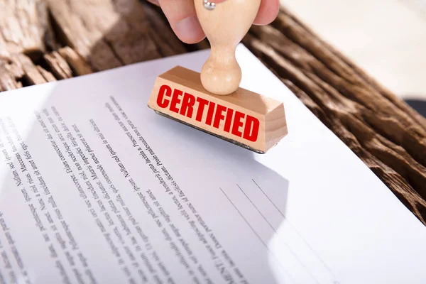 Sello certificado de tenencia de persona — Foto de Stock