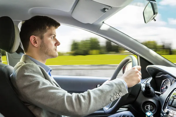 Junger Mann fährt Auto — Stockfoto