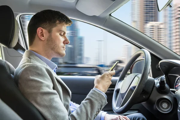 Hombre usando teléfono móvil — Foto de Stock