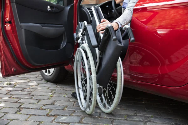 Hombre en coche silla de ruedas plegable —  Fotos de Stock