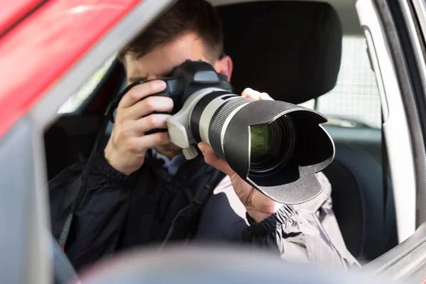 Detektiv při fotografování s fotoaparátem — Stock fotografie