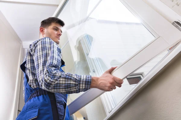 Männliche Reparaturkraft beim Fenstereinbau — Stockfoto