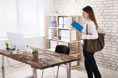 iş kadını ofiste yürüyüş 