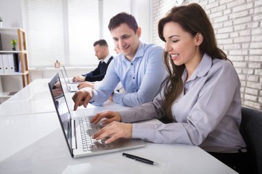 Meslektaşları ile çalışan iş adamları