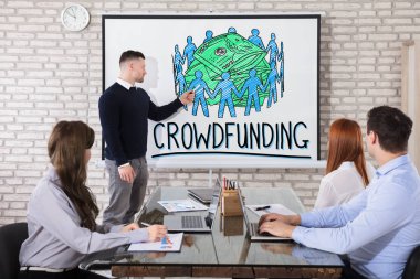 Kalabalık kavramı üzerinde beyaz tahta arkadaşı Office için finansman gösterilen işadamı