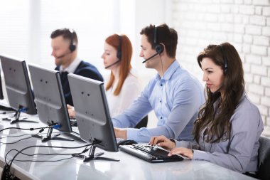 Takım ofisinde çalışan genç müşteri destek telefon operatörleri