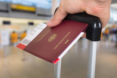 Pasaport ve bilet tutan kişi 