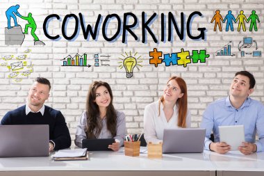 Coworking kavramı ofis işyeri hakkında düşünme düşünceli iş adamları