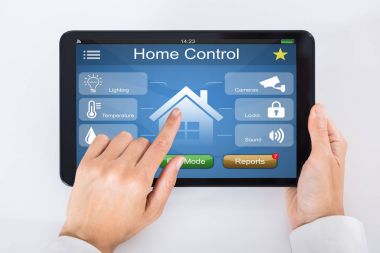 Dijital tablet kullanan kişi