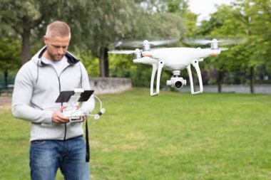 Quadrocopter çalışan adam 