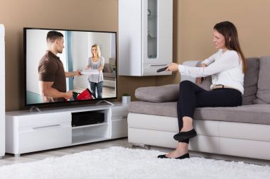 gülümseyen kadın televizyon