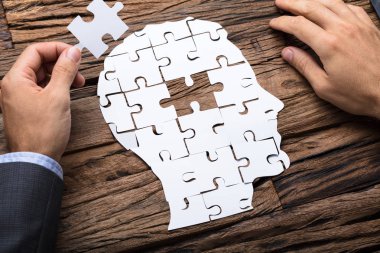 Kağıt Jigsaw tutan işadamı 