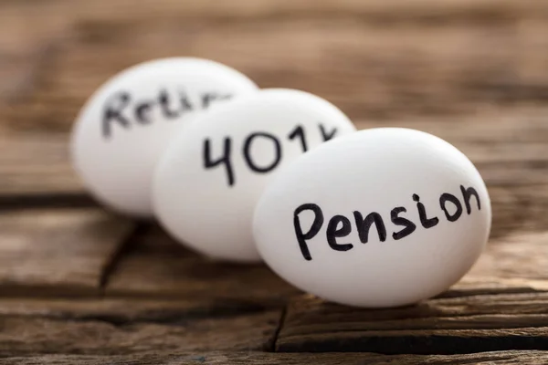 Pensjon skrevet på hvite egg – stockfoto