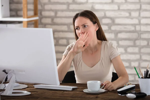 Деловая женщина зевает в офисе — стоковое фото