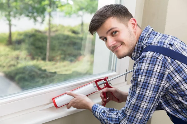 Arbeiter beim Silikonauftragen — Stockfoto